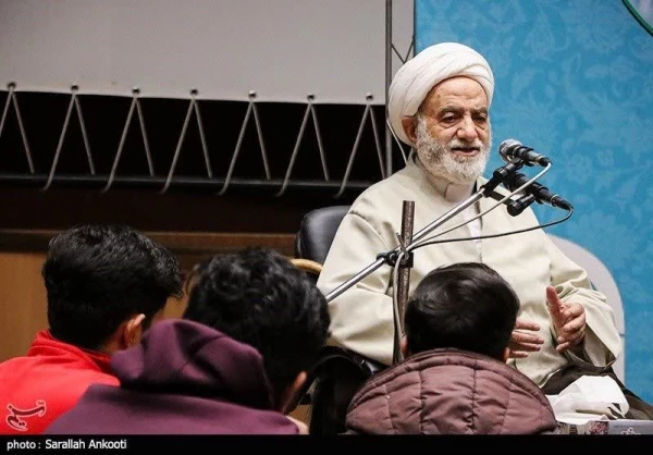 حجت الاسلام قرائتی در جمع دانشجومعلمان دانشگاه فرهنگیان کرمان: 
دانشجو معلمان خود را برای نجات نسل گرفتار شده در زیر رگبار شبهات آماده کنند 2