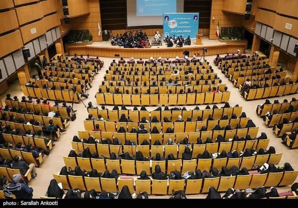 حجت الاسلام قرائتی در جمع دانشجومعلمان دانشگاه فرهنگیان کرمان: 
دانشجو معلمان خود را برای نجات نسل گرفتار شده در زیر رگبار شبهات آماده کنند 2