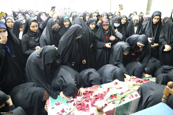 استقبال پرشور دانشجو معلمان پردیس امام خمینی (ره) گرگان از پیکر پاک ۲ شهید گمنام 8