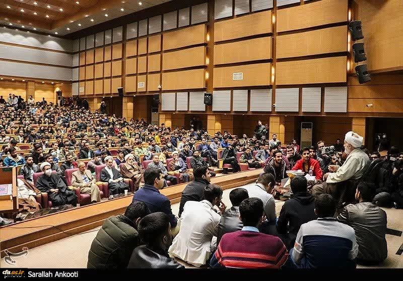 حجت الاسلام قرائتی در جمع دانشجومعلمان دانشگاه فرهنگیان کرمان:
معلم انسان ساز است چنانچه کار خوب یاد دانش آموز دهد در کار خیر آن شریک است واگر کاربدی اموزش دهددر گناه آن شریک است 2