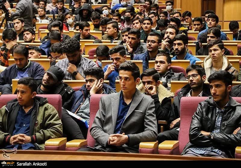 حجت الاسلام قرائتی در جمع دانشجومعلمان دانشگاه فرهنگیان کرمان:
معلم انسان ساز است چنانچه کار خوب یاد دانش آموز دهد در کار خیر آن شریک است واگر کاربدی اموزش دهددر گناه آن شریک است 2