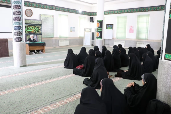 وظیفه معلمان تربیت انسان حق جو و بصیر است
 2