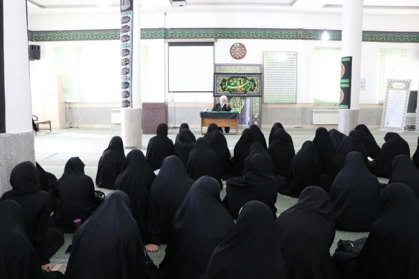 وظیفه معلمان تربیت انسان حق جو و بصیر است
 3