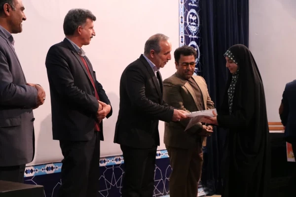 کسب رتبه اول تیم مناظره دانشجویی پردیس زینب کبری(س) استان مرکزی
 3