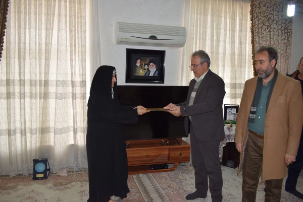 دیدار سرپرست مدیریت دانشگاه فرهنگیان کرمانشاه با خانواده شهید عبدالملکی 6