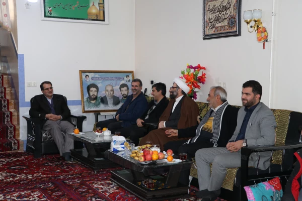 پیگیری امور خانواده های شهدا و ایثارگران رسالت و وظیفه مهم مسئولان کشور است. 5