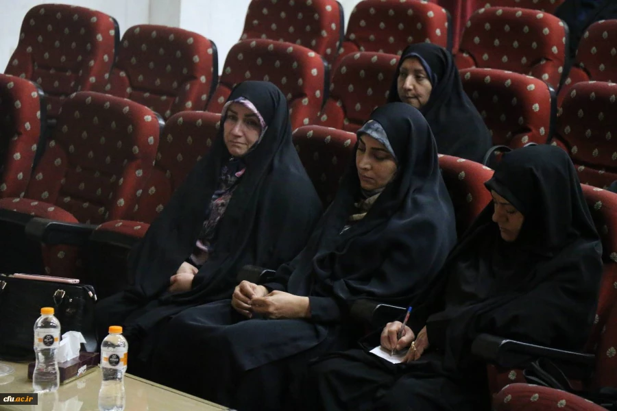 
همزمان با دوره کشوری تربیت مربی درس آموزش قرآن کریم دانشگاه فرهنگیان، محفل انس با قرآن کریم در بوشهر برگزار شد. 5