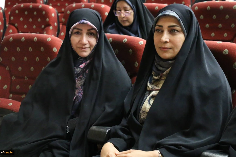 
همزمان با دوره کشوری تربیت مربی درس آموزش قرآن کریم دانشگاه فرهنگیان، محفل انس با قرآن کریم در بوشهر برگزار شد. 9