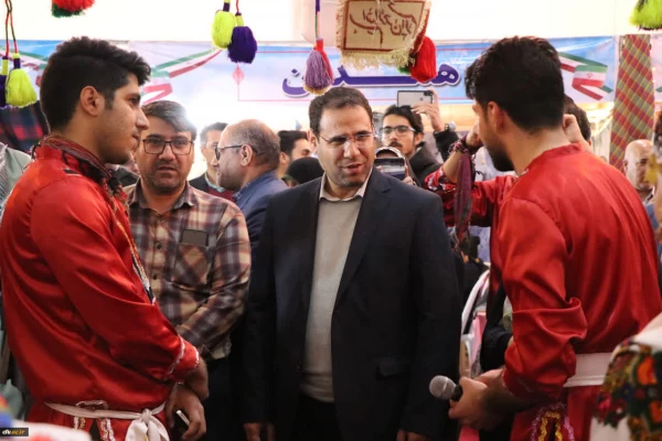 رقابت دانشجومعلمان سی و یک استان در رشته های نقالی،روایتگری، بازی های بومی و محلی و آیین های نمایشی در جشنواره اقوام 4