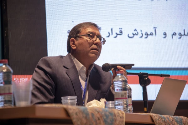 رمز موفقیت آموزش و پرورش تکیه بر آموزش علوم تجربی است
 2