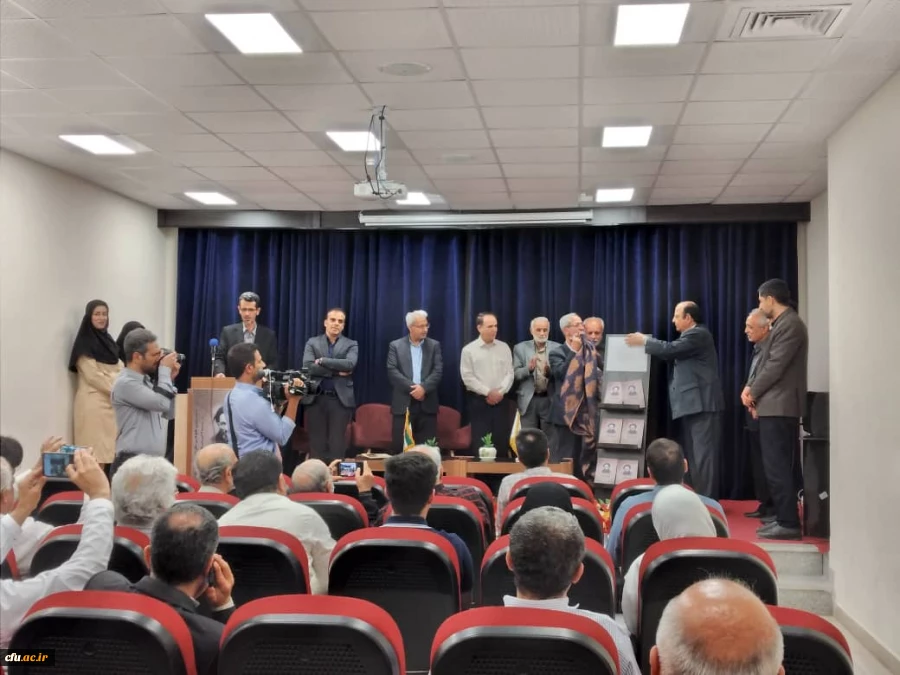 
به کوشش استاد دانشگاه فرهنگیان استان بوشهر؛
کتاب اشعار علامه سید عبدالله بلادی بوشهری رونمایی شد 8