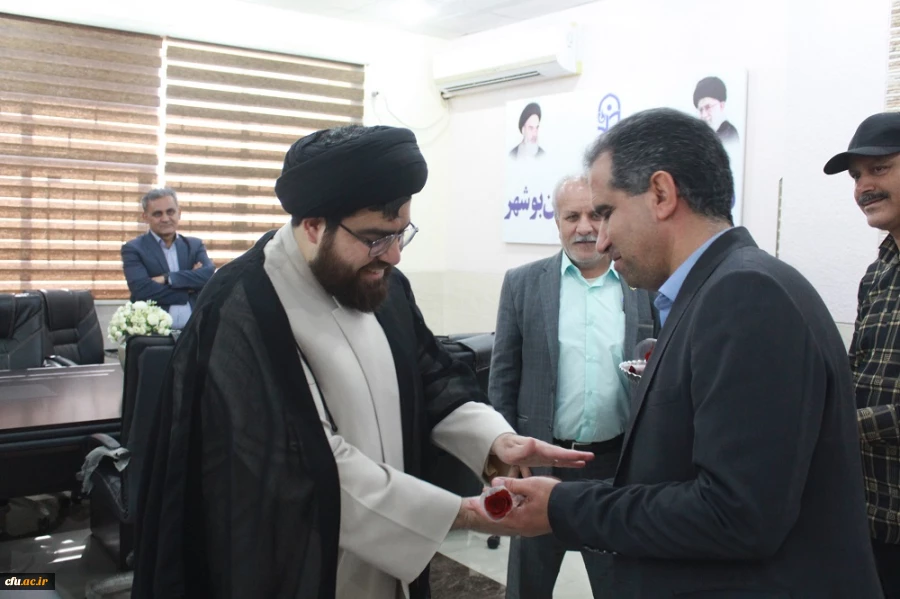 به مناسبت روز معلم؛
اساتید و کارکنان دانشگاه فرهنگیان با اهدای گل تجلیل شدند 2