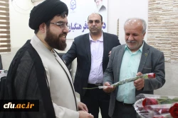 به مناسبت روز معلم؛
اساتید و کارکنان دانشگاه فرهنگیان با اهدای گل تجلیل شدند 3
