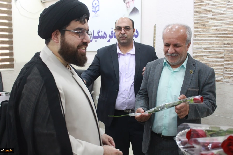 به مناسبت روز معلم؛
اساتید و کارکنان دانشگاه فرهنگیان با اهدای گل تجلیل شدند 3
