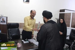 به مناسبت روز معلم؛
اساتید و کارکنان دانشگاه فرهنگیان با اهدای گل تجلیل شدند 5