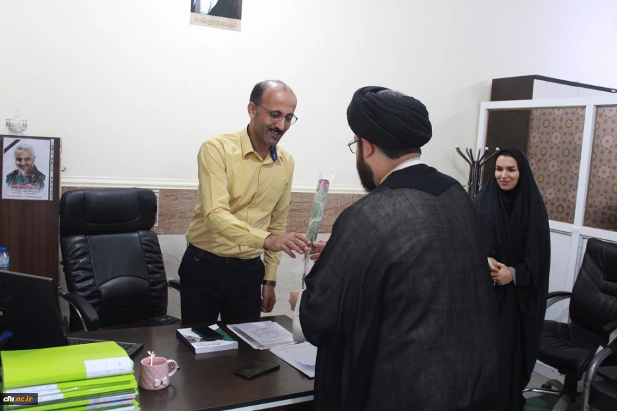 به مناسبت روز معلم؛
اساتید و کارکنان دانشگاه فرهنگیان با اهدای گل تجلیل شدند 5