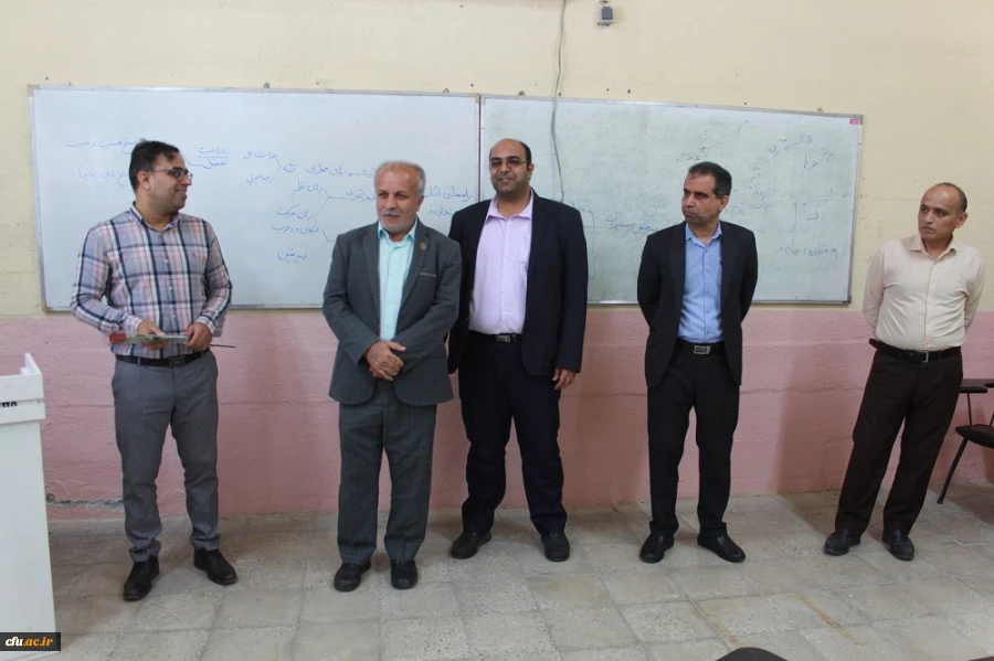 به مناسبت روز معلم؛
اساتید و کارکنان دانشگاه فرهنگیان با اهدای گل تجلیل شدند 6