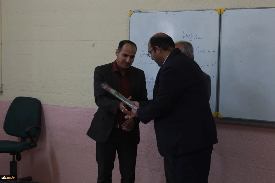 به مناسبت روز معلم؛
اساتید و کارکنان دانشگاه فرهنگیان با اهدای گل تجلیل شدند 7