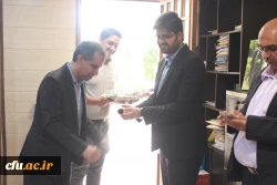 به مناسبت روز معلم؛
اساتید و کارکنان دانشگاه فرهنگیان با اهدای گل تجلیل شدند 9