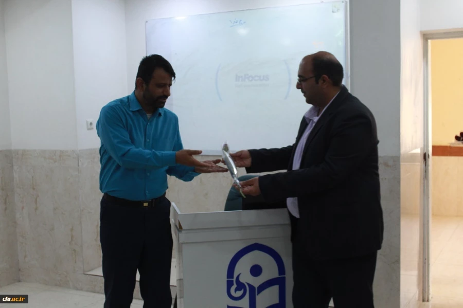 به مناسبت روز معلم؛
اساتید و کارکنان دانشگاه فرهنگیان با اهدای گل تجلیل شدند 11