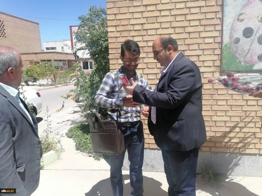 به مناسبت روز معلم؛
اساتید و کارکنان دانشگاه فرهنگیان با اهدای گل تجلیل شدند 19