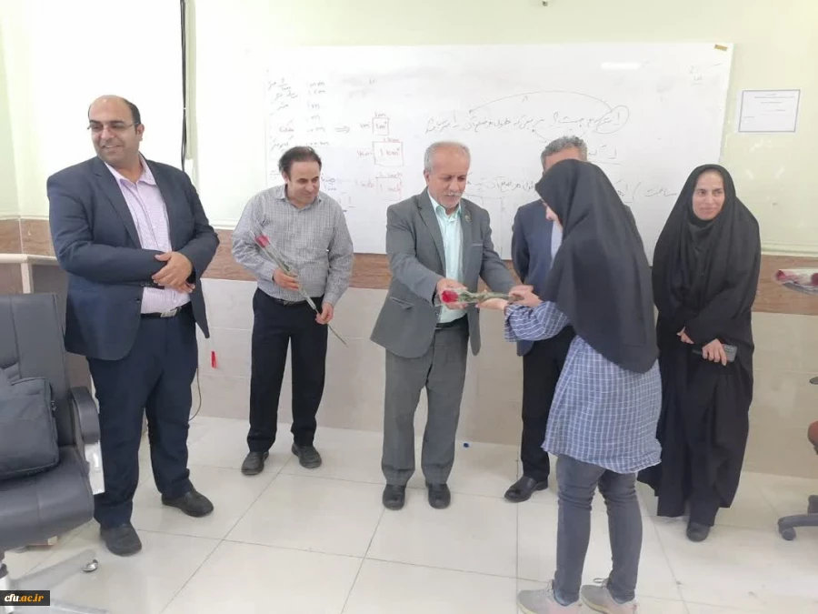 به مناسبت روز معلم؛
اساتید و کارکنان دانشگاه فرهنگیان با اهدای گل تجلیل شدند 20