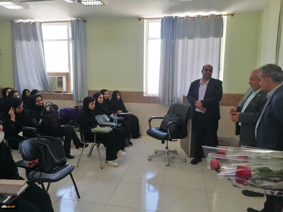 به مناسبت روز معلم؛
اساتید و کارکنان دانشگاه فرهنگیان با اهدای گل تجلیل شدند 21