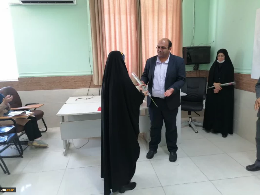 به مناسبت روز معلم؛
اساتید و کارکنان دانشگاه فرهنگیان با اهدای گل تجلیل شدند 22