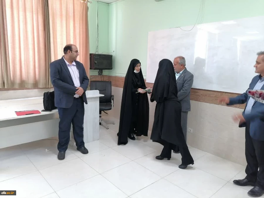 به مناسبت روز معلم؛
اساتید و کارکنان دانشگاه فرهنگیان با اهدای گل تجلیل شدند 14به مناسبت روز معلم؛
اساتید و کارکنان دانشگاه فرهنگیان با اهدای گل تجلیل شدند 23