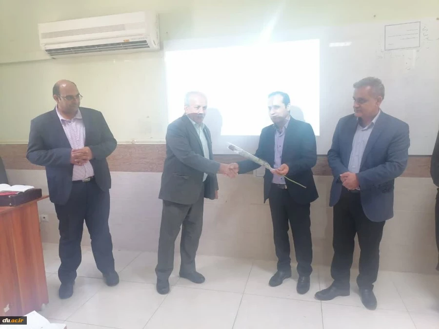 به مناسبت روز معلم؛
اساتید و کارکنان دانشگاه فرهنگیان با اهدای گل تجلیل شدند 15به مناسبت روز معلم؛
اساتید و کارکنان دانشگاه فرهنگیان با اهدای گل تجلیل شدند 24