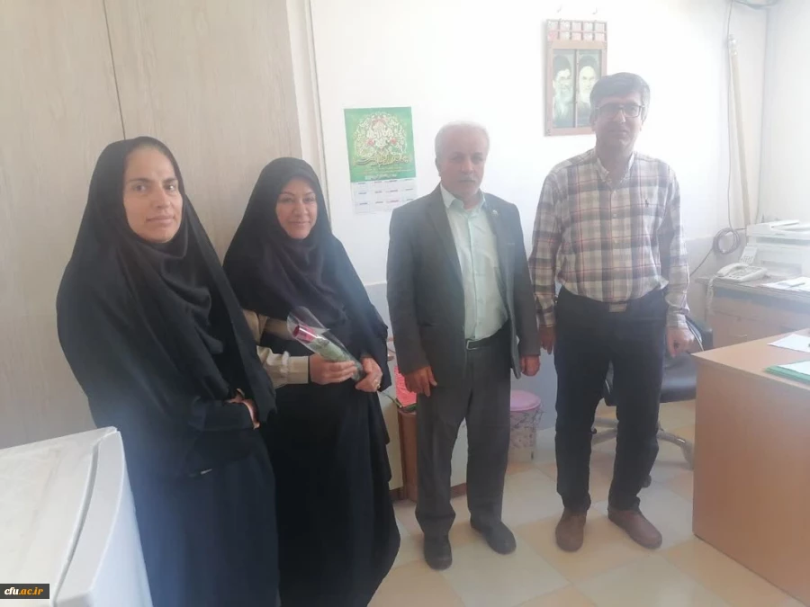 به مناسبت روز معلم؛
اساتید و کارکنان دانشگاه فرهنگیان با اهدای گل تجلیل شدند 25