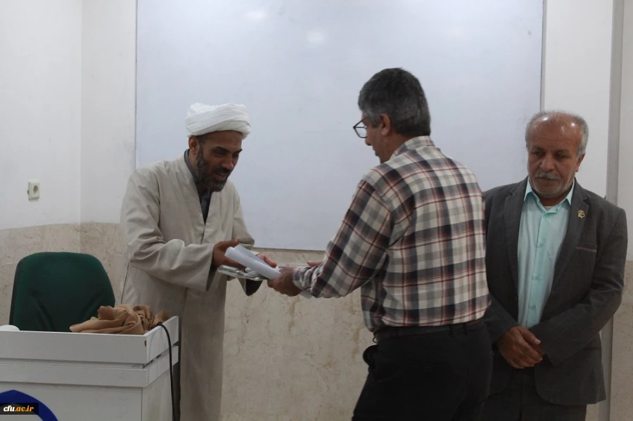 به مناسبت روز معلم؛
اساتید و کارکنان دانشگاه فرهنگیان با اهدای گل تجلیل شدند 13