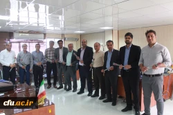 به مناسبت روز معلم؛
اساتید و کارکنان دانشگاه فرهنگیان با اهدای گل تجلیل شدند 16