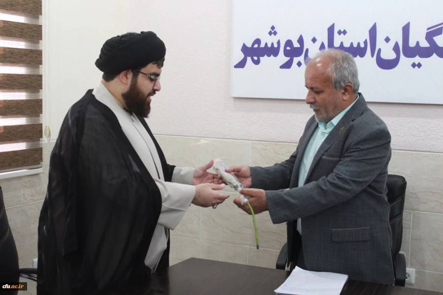 به مناسبت روز معلم؛
اساتید و کارکنان دانشگاه فرهنگیان با اهدای گل تجلیل شدند 17