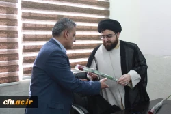 به مناسبت روز معلم؛
اساتید و کارکنان دانشگاه فرهنگیان با اهدای گل تجلیل شدند 18