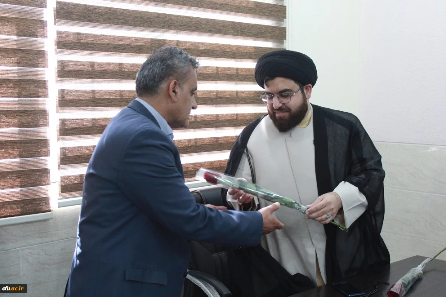 به مناسبت روز معلم؛
اساتید و کارکنان دانشگاه فرهنگیان با اهدای گل تجلیل شدند 18