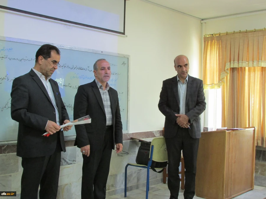 رئیس دانشگاه فرهنگیان استان مرکزی با حضور در کلاسهای اساتید از زحمات ایشان تقدیرکرد 4