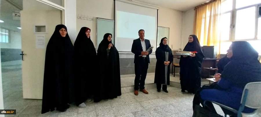 رئیس دانشگاه فرهنگیان استان مرکزی با حضور در کلاسهای اساتید از زحمات ایشان تقدیرکرد 6