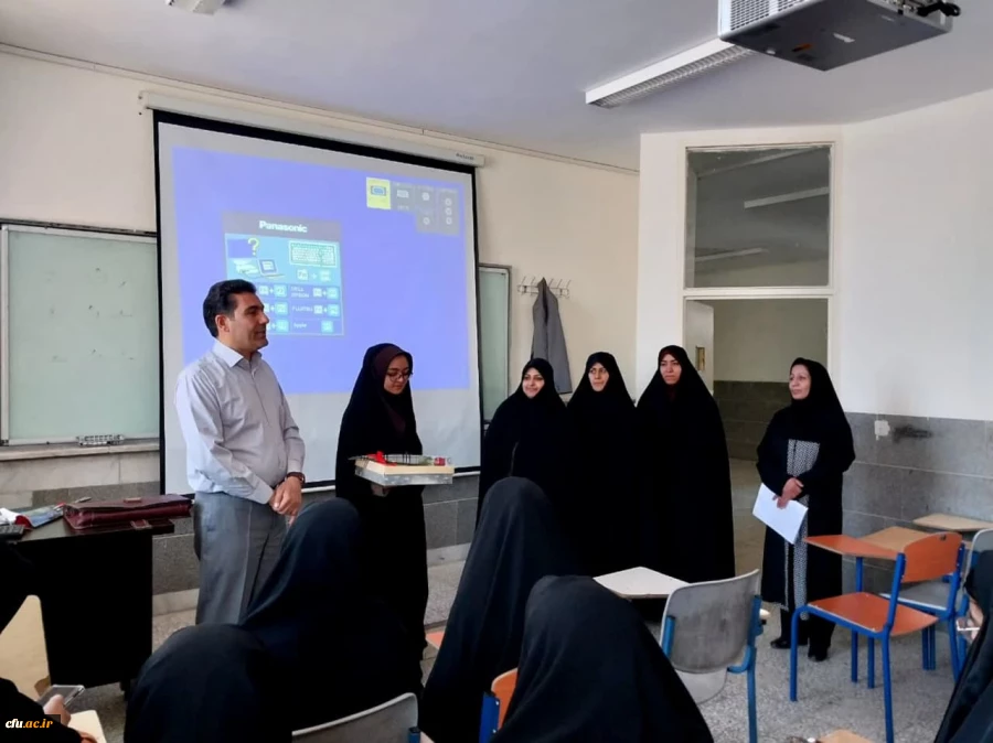 رئیس دانشگاه فرهنگیان استان مرکزی با حضور در کلاسهای اساتید از زحمات ایشان تقدیرکرد 8