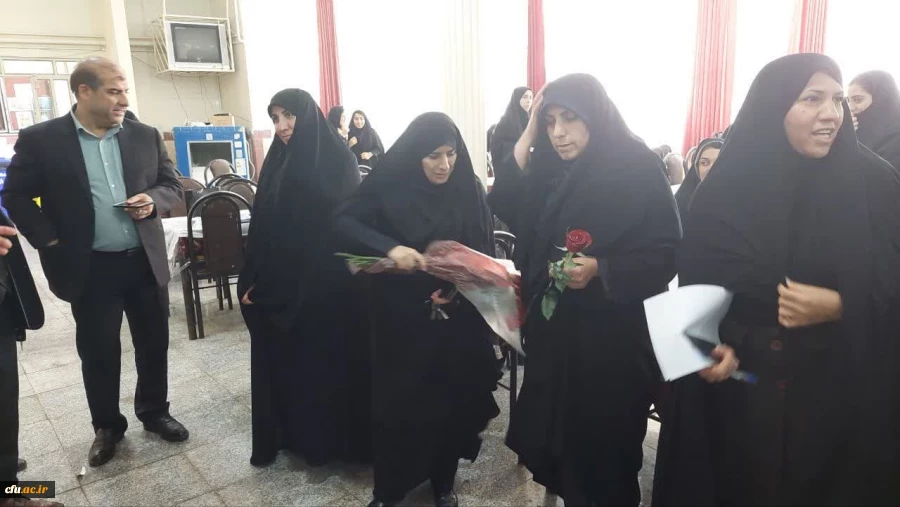 تبریک روز معلم وهفته سر آمدی آموزش به اساتید و دانشجو معلم دانشگاه فرهنگیان لرستان به روایت تصویر 24