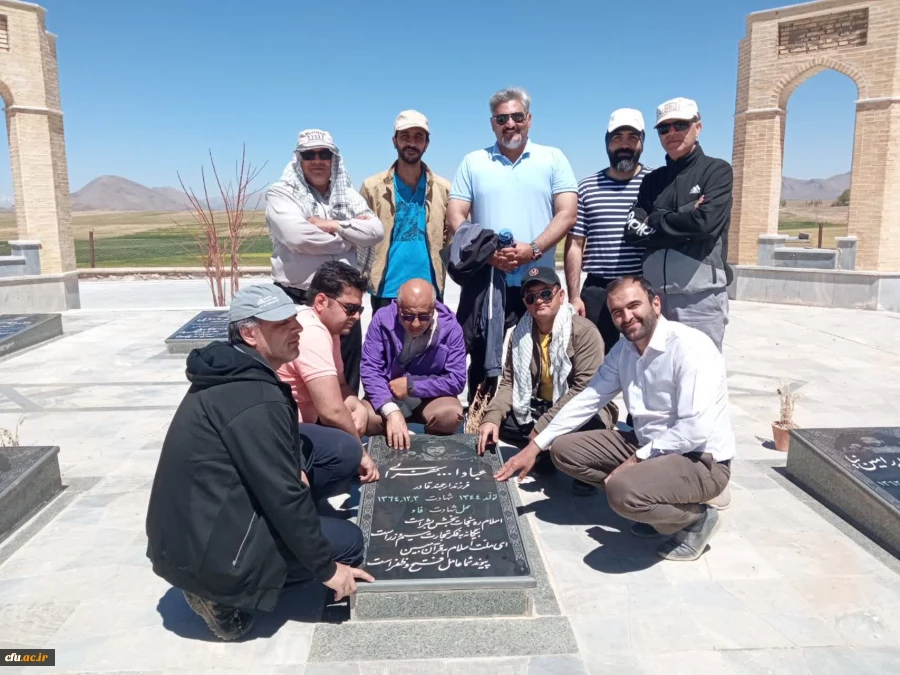 حضور ریاست محترم پردیس شهید آیت نجف آباد جناب دکتر حاجی صادقیان و پرسنل محترم مدیریت پردیس های استان اصفهان بر سر مزار شهید عبادالله سهرابی دانشجوی تربیت معلم شهید آیت نجف آباد استان اصفهان  2