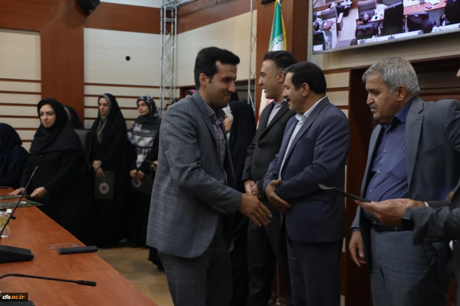 کاروزی، پیوند بین دروس عملی و نظری است
 3