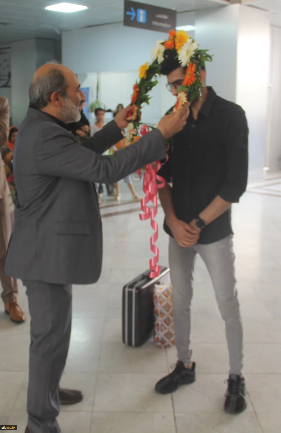 مراسم استقبال از دانشجو معلم افتخار آفرین دانشگاه فرهنگیان هرمزگان ، آقای عدنان آخشیخ در دهمین جشنواره تدریس برتر دانشجو معلمان سراسر کشور 4