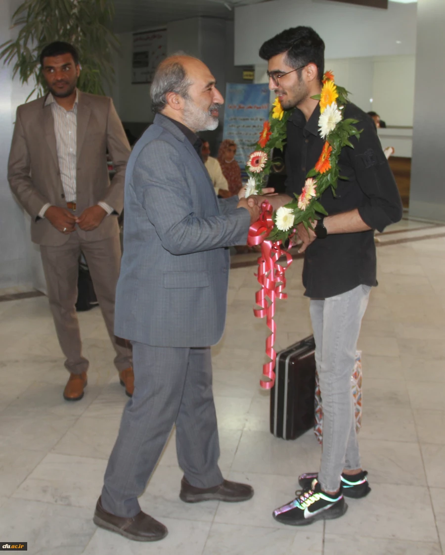 مراسم استقبال از دانشجو معلم افتخار آفرین دانشگاه فرهنگیان هرمزگان ، آقای عدنان آخشیخ در دهمین جشنواره تدریس برتر دانشجو معلمان سراسر کشور 5