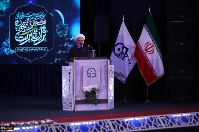 قرآن برنامه زندگی بشر و کتاب هدایت و مبین آن عترت پیامبر است. 2