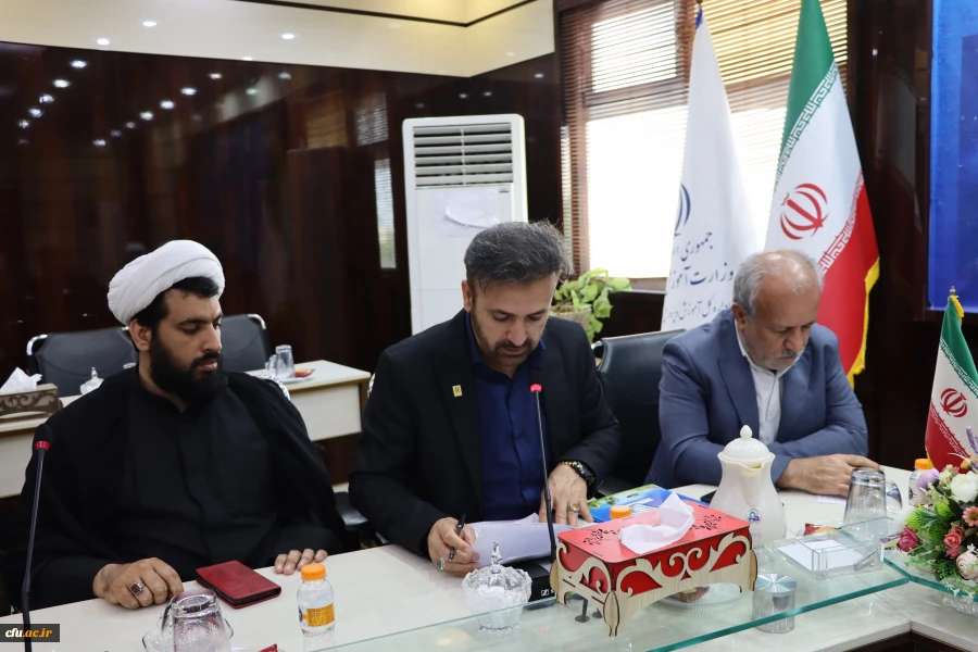 با حضور سرپرست دانشگاه فرهنگیان استان بوشهر؛
امضای تفاهم نامه چندجانبه توانمندسازی نیروهای شاغل آموزش و پرورش استان  3