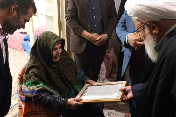 حضور نماینده ولی فقیه، استاندار و سرپرست دانشگاه فرهنگیان استان در طرح چهارشنبه های همدلی و دیدار با خانواده شهدای دانشجومعلم
 4