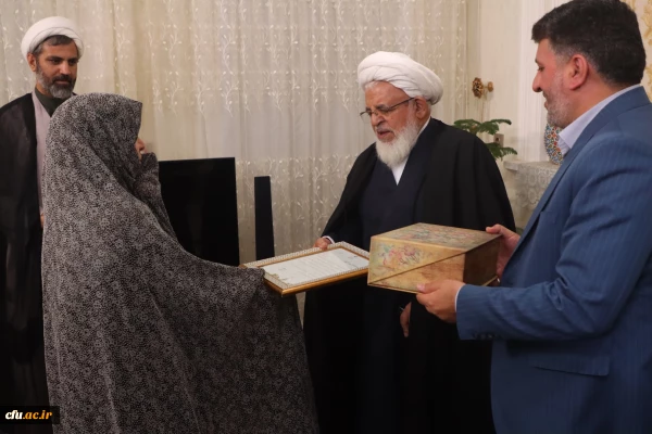 حضور نماینده ولی فقیه، استاندار و سرپرست دانشگاه فرهنگیان استان در طرح چهارشنبه های همدلی و دیدار با خانواده شهدای دانشجومعلم
 9