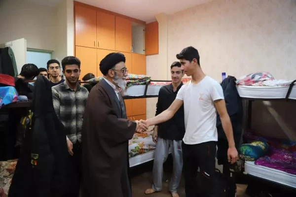 دیدار با تشکل های دانشجویی و بازدید سرزده نماینده ولی فقیه در استان از سرای شهید مدرس پردیس علامه امینی تبریز 10