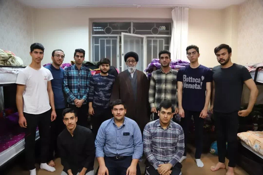 دیدار با تشکل های دانشجویی و بازدید سرزده نماینده ولی فقیه در استان از سرای شهید مدرس پردیس علامه امینی تبریز 17